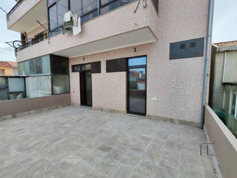 Apartamento T2 Remodelado – Terraço - Caxinas VDC