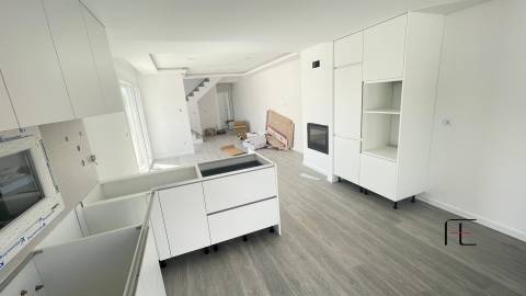 Moradia Geminada T4 Venda em Fernão Ferro,Seixal