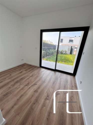 Moradia Geminada T4 Venda em Venteira,Amadora