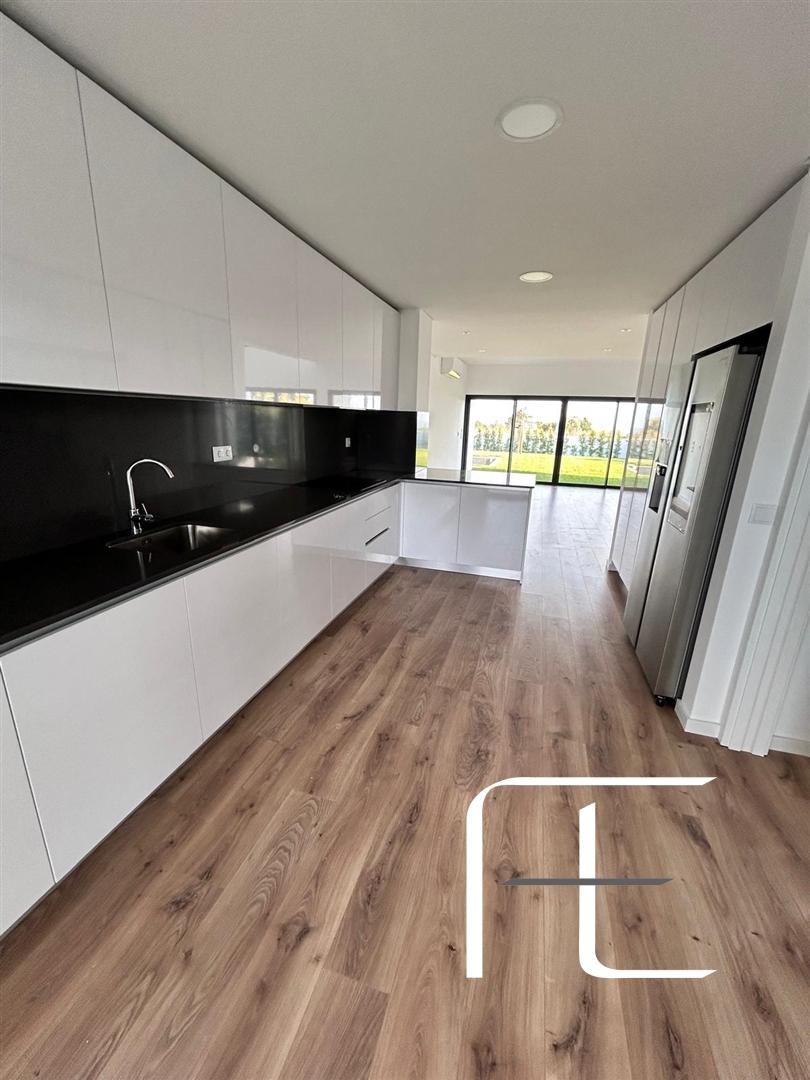 Moradia Geminada T4 Venda em Venteira,Amadora