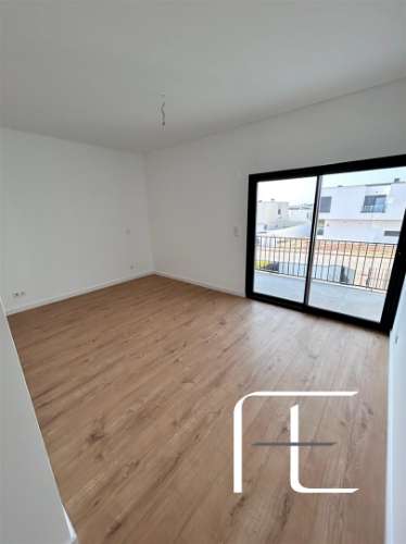 Moradia Geminada T4 Venda em Venteira,Amadora