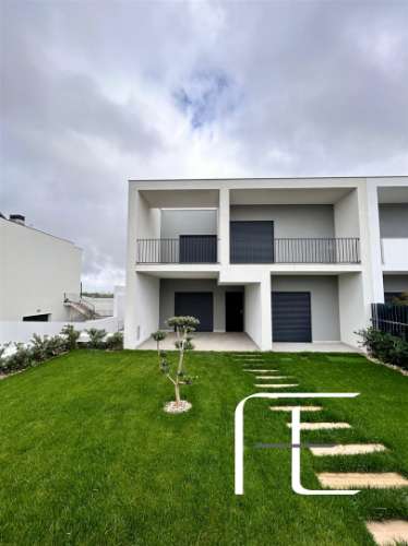 Moradia Geminada T4 Venda em Venteira,Amadora