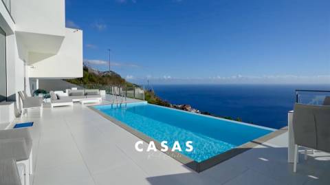 Luxuosa Villa T4 com Piscina + Apartamento T1 - Arco da Calheta
