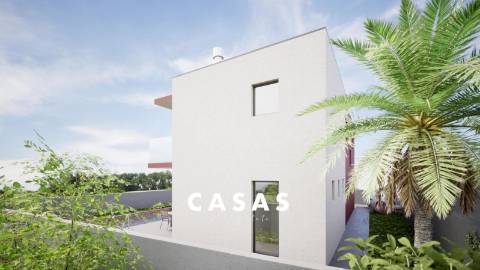 Lote de terreno com 870m2 e com projeto aprovado para construção de duas moradias na Ponta Do Pargo