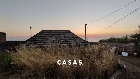 Lote de terreno com 870m2 e com projeto aprovado para construção de duas moradias na Ponta Do Pargo