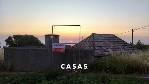 Lote de terreno com 870m2 e com projeto aprovado para construção de duas moradias na Ponta Do Pargo