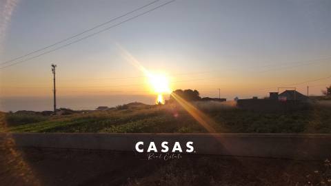 Lote de terreno com 870m2 e com projeto aprovado para construção de duas moradias na Ponta Do Pargo