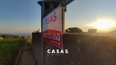 Lote de terreno com 870m2 e com projeto aprovado para construção de duas moradias na Ponta Do Pargo