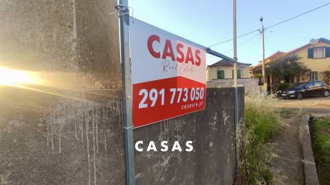 Lote de terreno com 870m2 e com projeto aprovado para construção de duas moradias na Ponta Do Pargo