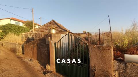 Lote de terreno com 870m2 e com projeto aprovado para construção de duas moradias na Ponta Do Pargo