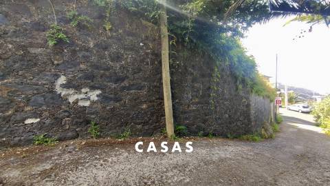 Moradia tradicional Madeirense num Lote de Terreno urbano com 830 m2