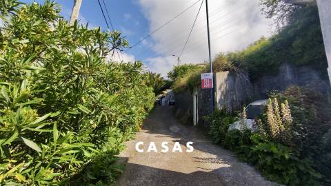 Moradia tradicional Madeirense num Lote de Terreno urbano com 830 m2