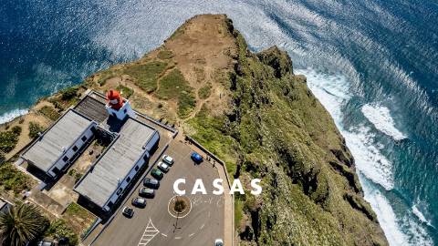 Moradia e 2 palheiros para recuperar nos límites dos terrenos do campo de Golfe da Ponta do Pargo.