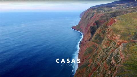 Moradia e 2 palheiros para recuperar nos límites dos terrenos do campo de Golfe da Ponta do Pargo.