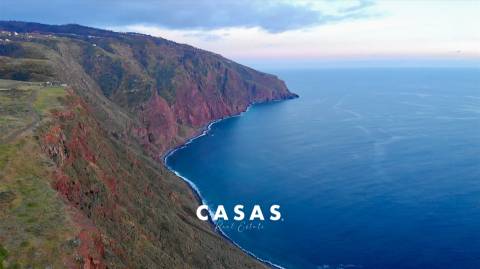 Moradia e 2 palheiros para recuperar nos límites dos terrenos do campo de Golfe da Ponta do Pargo.