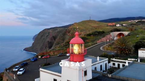 Moradia e 2 palheiros para recuperar nos límites dos terrenos do campo de Golfe da Ponta do Pargo.