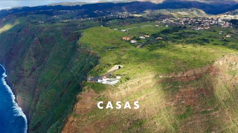Moradia e 2 palheiros para recuperar nos límites dos terrenos do campo de Golfe da Ponta do Pargo.
