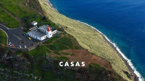 Moradia e 2 palheiros para recuperar nos límites dos terrenos do campo de Golfe da Ponta do Pargo.