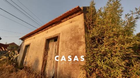 Moradia e 2 palheiros para recuperar nos límites dos terrenos do campo de Golfe da Ponta do Pargo.