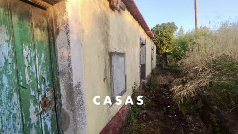 Moradia e 2 palheiros para recuperar nos límites dos terrenos do campo de Golfe da Ponta do Pargo.