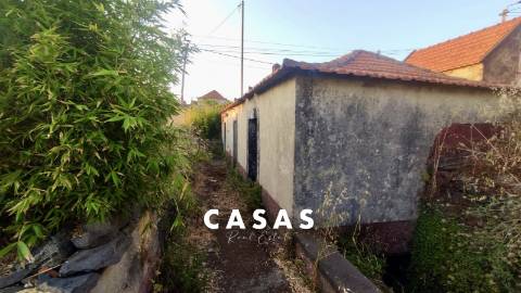 Moradia e 2 palheiros para recuperar nos límites dos terrenos do campo de Golfe da Ponta do Pargo.