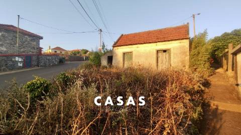 Moradia e 2 palheiros para recuperar nos límites dos terrenos do campo de Golfe da Ponta do Pargo.