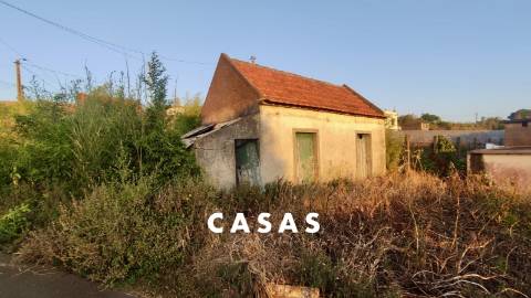 Moradia e 2 palheiros para recuperar nos límites dos terrenos do campo de Golfe da Ponta do Pargo.