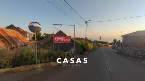 Moradia e 2 palheiros para recuperar nos límites dos terrenos do campo de Golfe da Ponta do Pargo.