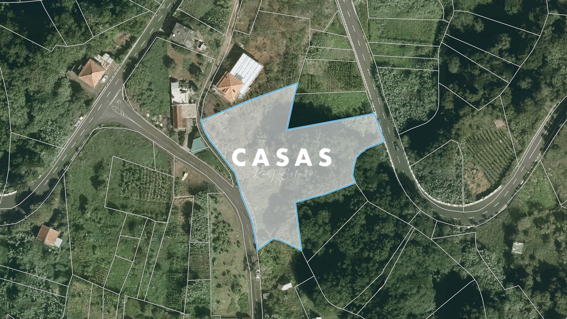 Lote de Terreno com 2.950 m² com duas frentes de estrada em Santana