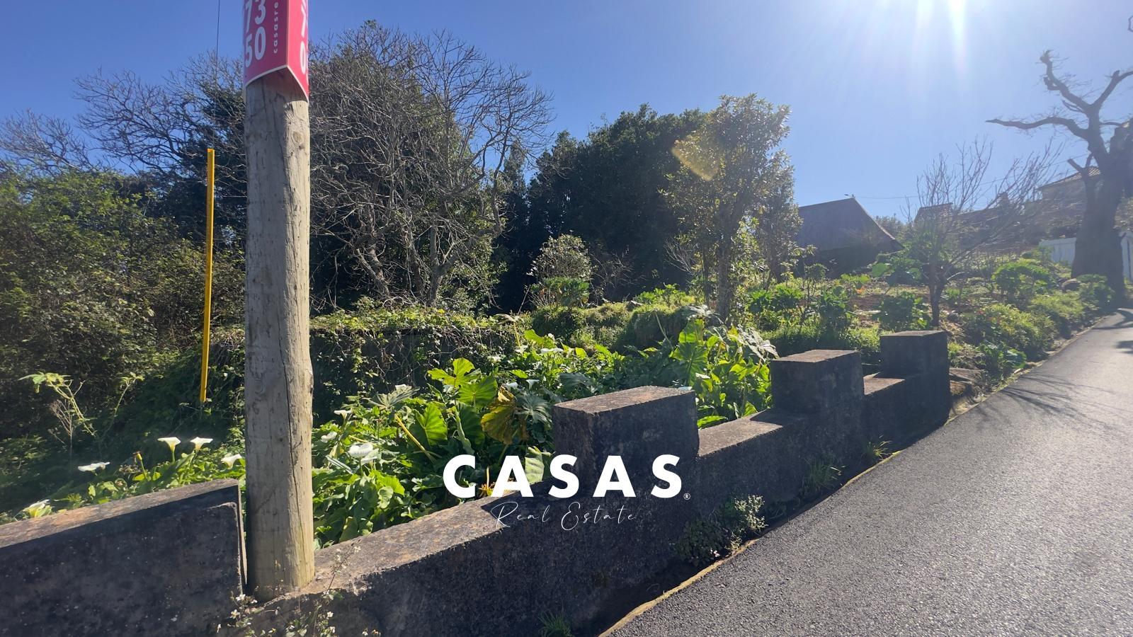 Moradia devoluta num lote de terreno misto de 2.950m² com duas frentes de estrada em Santana