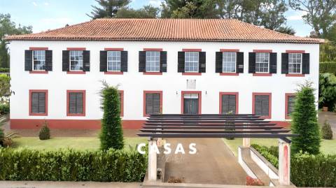 Quinta do Esmeraldo – Um Tesouro Histórico à Venda no Coração do Funchal