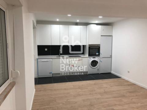 Apartamento T2 remodelado à venda na Damaia. Localização privilegiada. Com ótimas áreas.