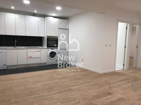 Apartamento T2 remodelado à venda na Damaia. Localização privilegiada. Com ótimas áreas.