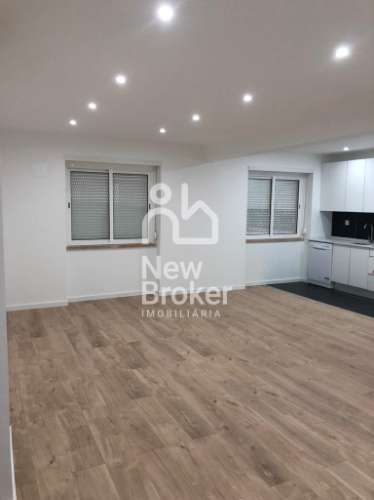 Apartamento T2 remodelado à venda na Damaia. Localização privilegiada. Com ótimas áreas.