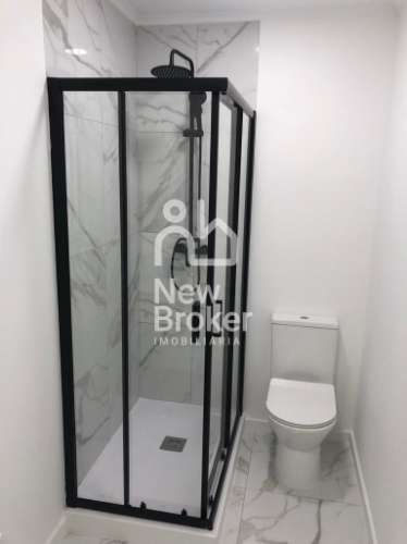 Apartamento T2 remodelado à venda na Damaia. Localização privilegiada. Com ótimas áreas.