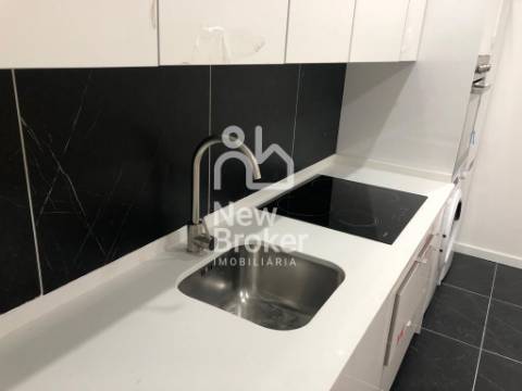 Apartamento T2 remodelado à venda na Damaia. Localização privilegiada. Com ótimas áreas.