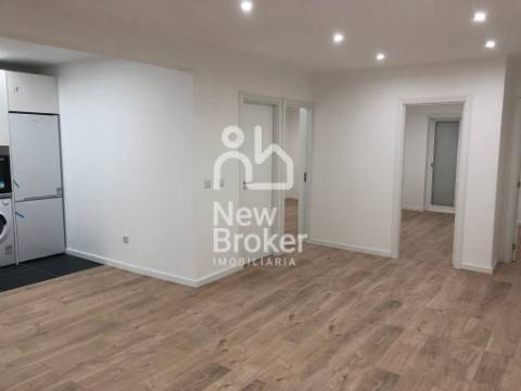 Apartamento T2 remodelado à venda na Damaia. Localização privilegiada. Com ótimas áreas.