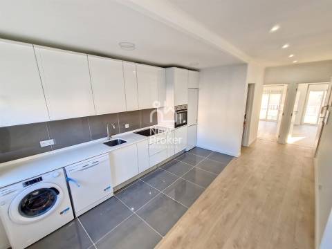 Apartamento T2 remodelado à venda na Damaia. Localização privilegiada. Com ótimas áreas.