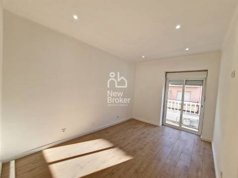 Apartamento T2 remodelado à venda na Damaia. Localização privilegiada. Com ótimas áreas.