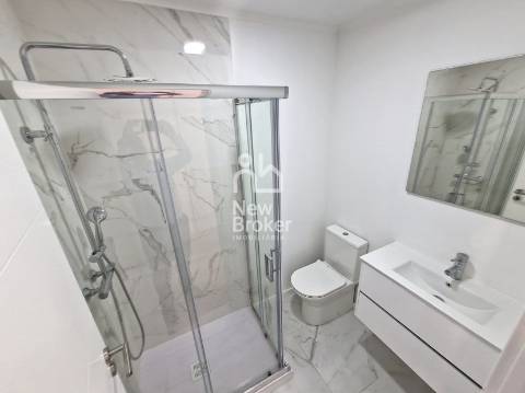 Apartamento T2 remodelado à venda na Damaia. Localização privilegiada. Com ótimas áreas.