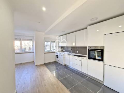 Apartamento T2 remodelado à venda na Damaia. Localização privilegiada. Com ótimas áreas.