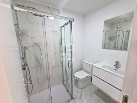 Apartamento T2 remodelado à venda na Damaia. Localização privilegiada. Com ótimas áreas.