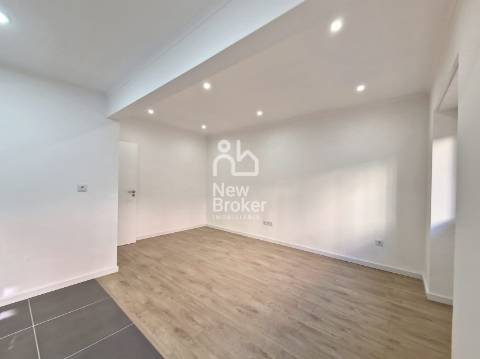 Apartamento T2 remodelado à venda na Damaia. Localização privilegiada. Com ótimas áreas.