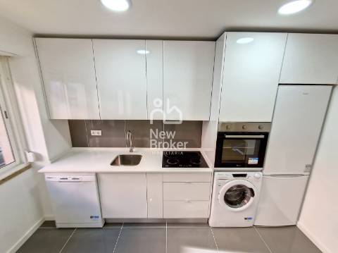 Apartamento T2 remodelado à venda na Damaia. Localização privilegiada. Com ótimas áreas.