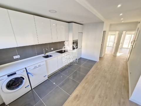 Apartamento T2 remodelado à venda na Damaia. Localização privilegiada. Com ótimas áreas.