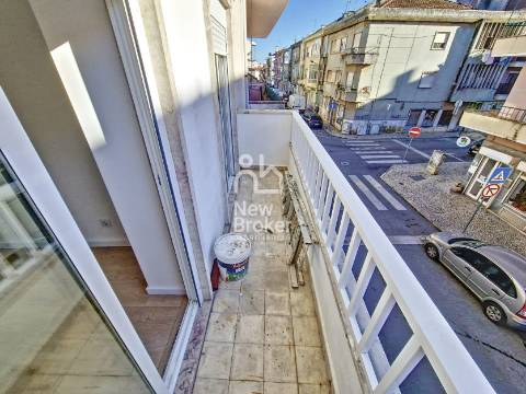 Apartamento T2 remodelado à venda na Damaia. Localização privilegiada. Com ótimas áreas.