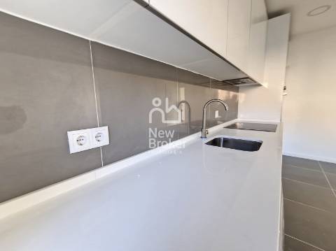 Apartamento T2 remodelado à venda na Damaia. Localização privilegiada. Com ótimas áreas.