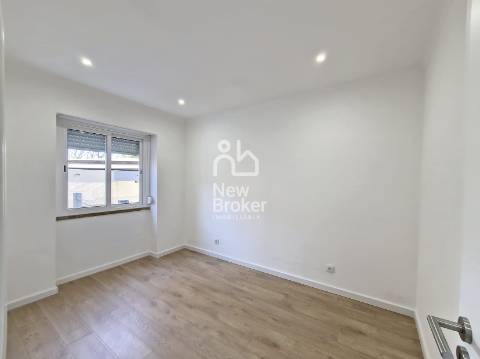 Apartamento T2 remodelado à venda na Damaia. Localização privilegiada. Com ótimas áreas.