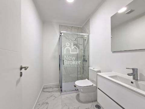 Apartamento T2 remodelado à venda na Damaia. Localização privilegiada. Com ótimas áreas.