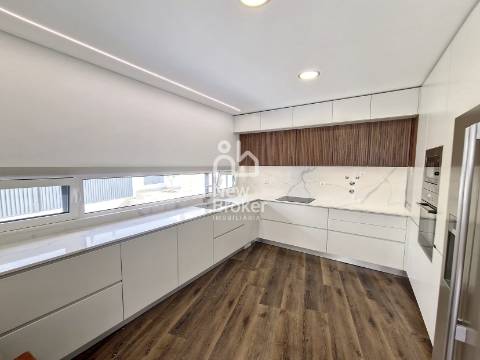 Moradia T4+1 com Piscina em Cascais. Nova construção. Localização privilegiada em zona residencial